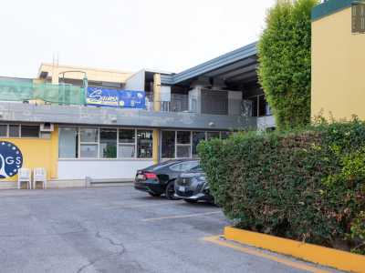 Sulla parete opposta campeggia il nome del circolo in blu e giallo